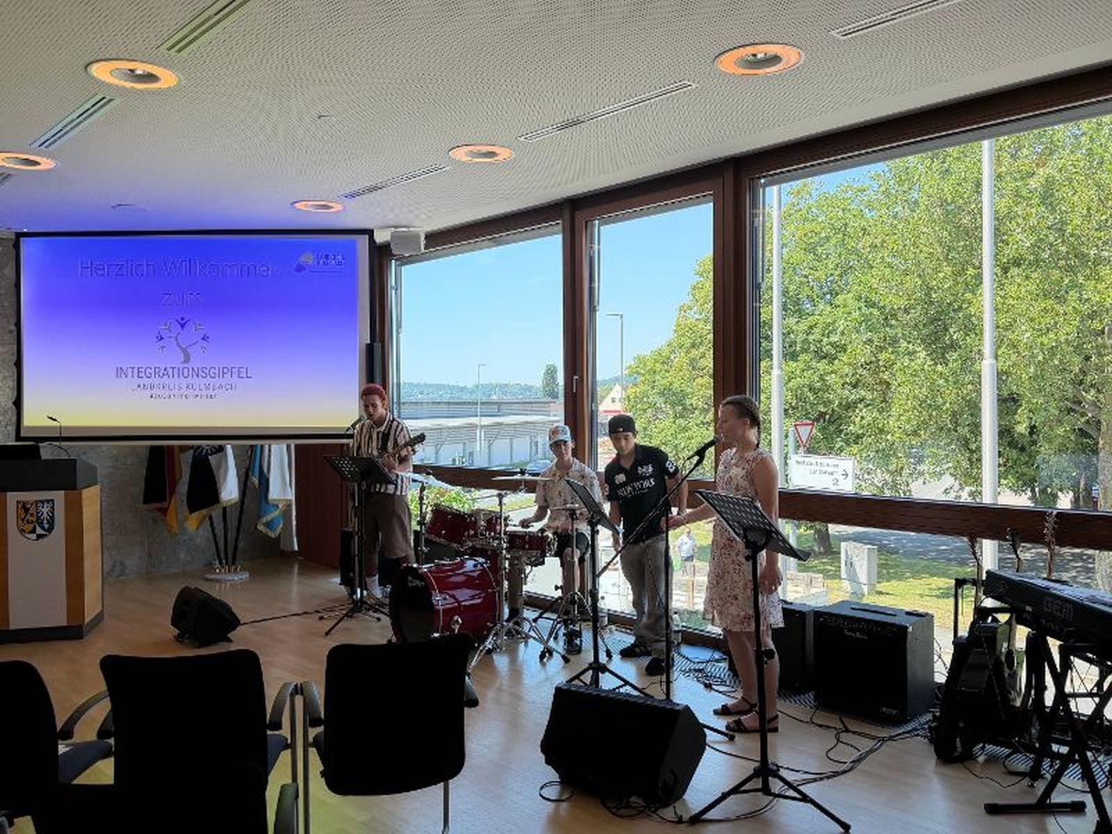 „Upset“ rockt den Integrationsgipfel im Landratsamt